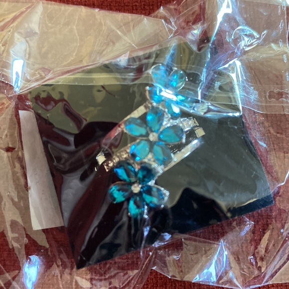 3/$15 🌟 🆕Paparazzi: Posh Petals - Blue Ring - Picture 3 of 3